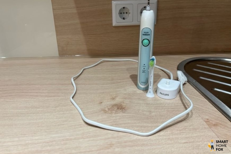 The scope of delivery of an electric toothbrush.